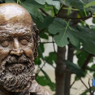 Le 13 octobre 2025, un buste en bronze de Hubert Reeves a été dévoilé dans le jardinet Auguste Scheurer-Kestner, face au 1 rue Jacob, Paris 6e. On le doit à la sculptrice Nacéra Kainou et à l'Association Humanité et Biodiversité. © Laurence Honnorat